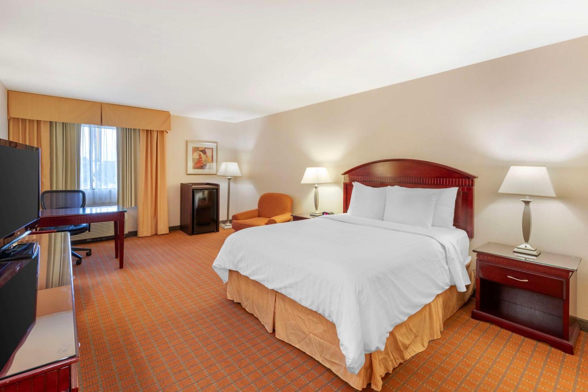Best Western Plus West Covina Inn Exterior photo