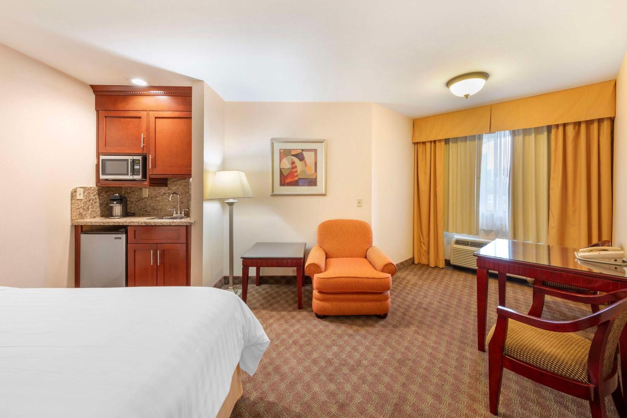 Best Western Plus West Covina Inn Exterior photo